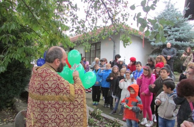 Балони в бяло, зелено и червено полетяха над манастир Св. Пророк Илия в деня на екофорума за мир