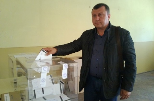 Инж. Емануил Манолов гласува за продължаване на добрите дела в Павликени