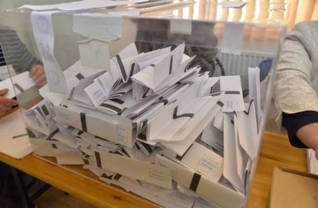 Иван Портних печели на първи тур