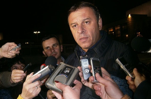 Атанас Камбитов печели от първи тур