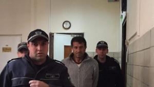 Оставиха в ареста мъжа превозвал бежанци