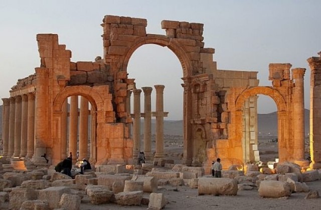 ИД взривила хора, завързани за колони в Палмира