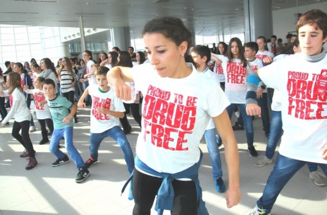 Деца от Дупница участваха във флашмоб срещу дрогата- „Proud To Be Drug Free