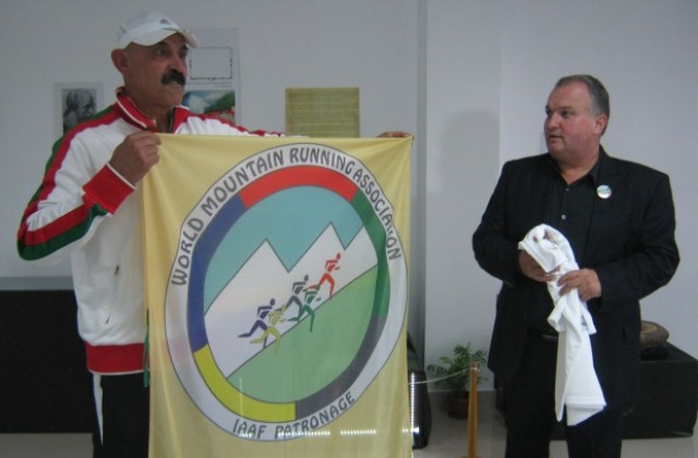 Кметът на Сапарева баня получи знамето на Световното първенство по планинско бягане