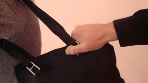 Нападнаха и ограбиха жена в района на колодрума