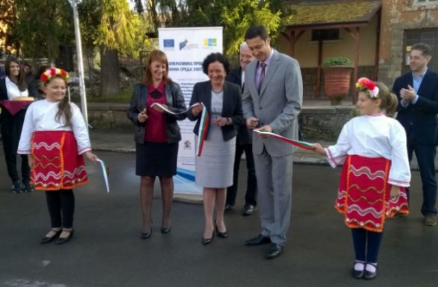 Министър Ивелина Василева откри обновената ВиК мрежа на Банкя