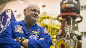 Астронавтът Скот Кели излезе на първа разходка в открития космос