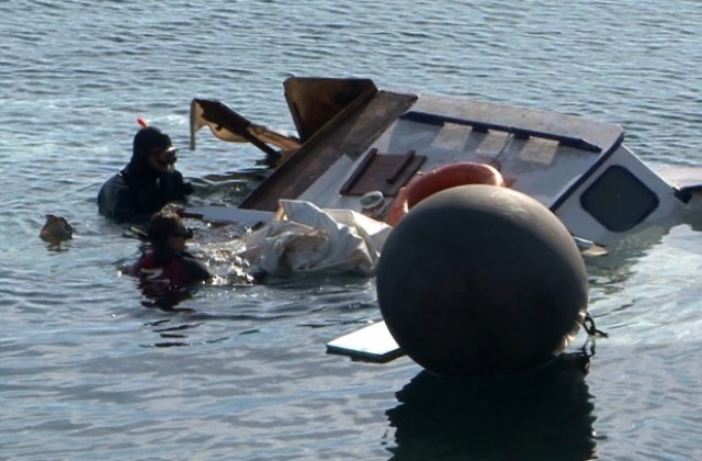 Седем деца загинаха, след като кораб с мигранти потъна край Гърция
