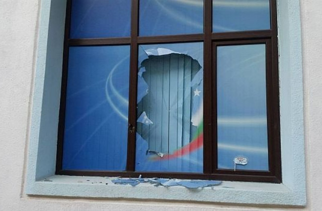 Офисът на ГЕРБ в Перник осъмна с потрошени стъкла