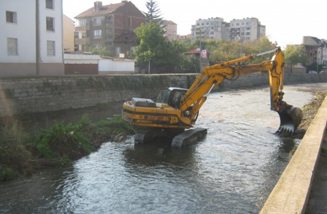 Техника влезе в коритото на река Джерман в Дупница