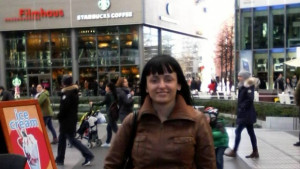 Художничка разпродава картините си търси спасение от коварна болест