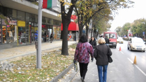 Пешеходци вървят по платното на Владислав заради ремонт на тротоарa