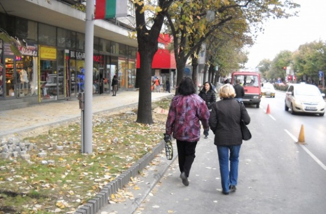 Пешеходци вървят по платното на „Владислав” заради ремонт на тротоарa (СНИМКИ)