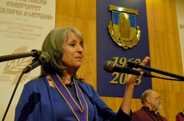 Маргарита Попова получи Почетния ректорски знак на ВТУ