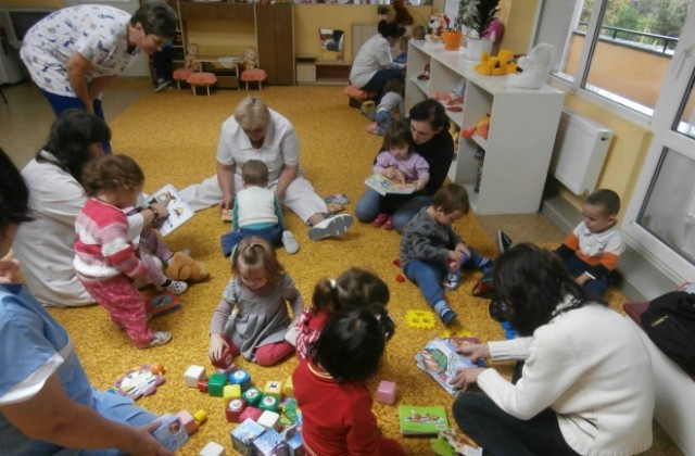 Фонд с над 300 детски книжки и образователни игри създадоха по проект в Лясковец