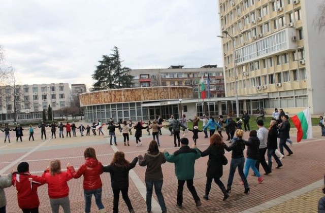 Хоро за хората в Димитровград събира средства за Ники
