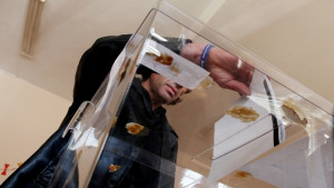 Хванаха избирател да снима бюлетината си в кабината за гласуване