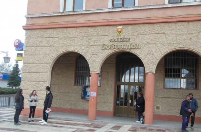 Активност към 17 ч.: Бобов дол - 53,5%, Сапарева баня - 60,45%, Кочериново - 68% и Бобошево - 60,25%