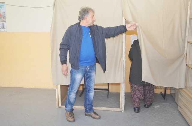 Към 17 ч. по-малко от една трета от разградчани са гласували