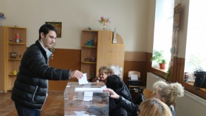 Избирателната активност в Търговище е 3859 на сто към 17