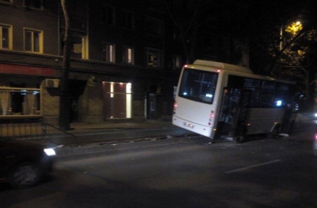 Пълен градски автобус в Пловдив катастрофира