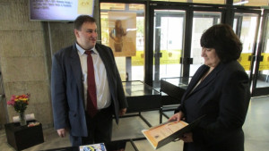 Евродепутатът Емил Радев дари книги на Регионалната библиотека