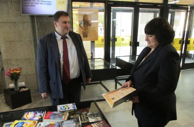 Евродепутатът Емил Радев дари книги на Регионалната библиотека