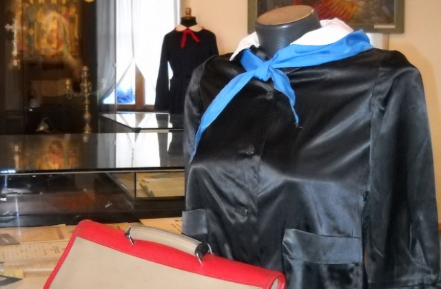 Изложба показва ретро лексикони, пионерски униформи и спиртосани змии (СНИМКИ)