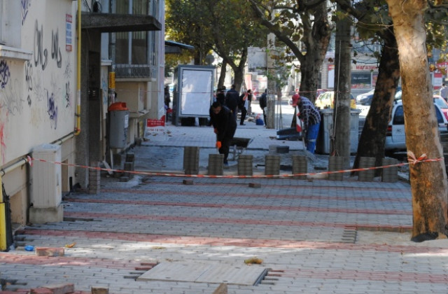 Ремонтът на тротоарите във В. Търново ще приключи до края на сезона