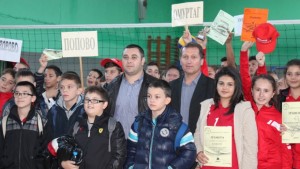 Кметът на Омуртаг Ешреф Ешрефов награди млади волейболисти