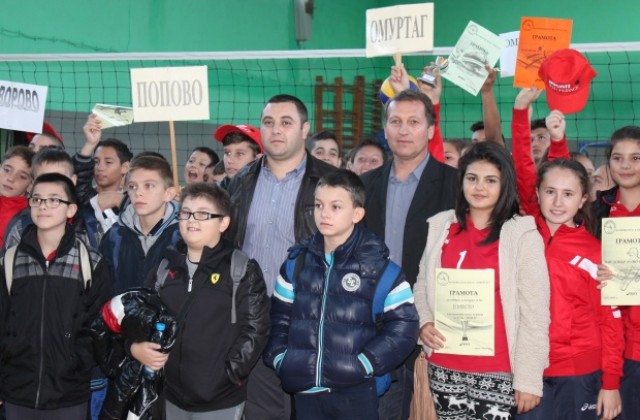 Кметът на Омуртаг Ешреф Ешрефов награди млади волейболисти