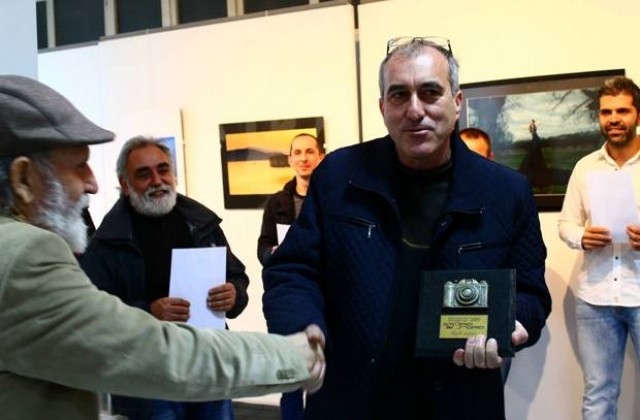 Фоторепортерът на БТА дари награда на пострадало от наводненията семейство