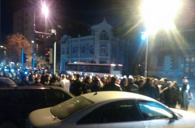 Полицаи се събраха на спонтанен протест в Пловдив (СНИМКИ)
