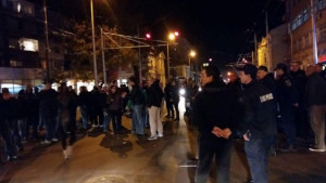 Полицейски служители се събраха пред областна администрация блокираха движението на