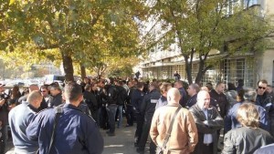 Протестът на сливенските полицаи пожарникари и надзиратели продължава