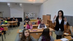 Първолаците трябва да умеят да пишат SMS на кирилица