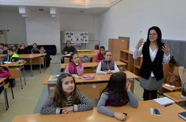 Първолаците трябва да умеят да пишат SMS на кирилица