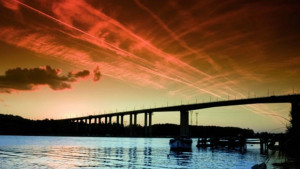 Крадци посегнаха и на празничната украса на Аспарухов мост