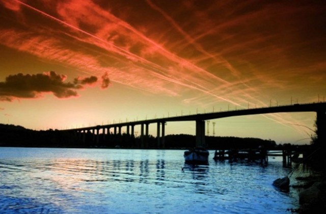 Крадци посегнаха и на празничната украса на Аспарухов мост