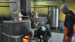 Бюджетната комисия гласува промени за казаните за ракия