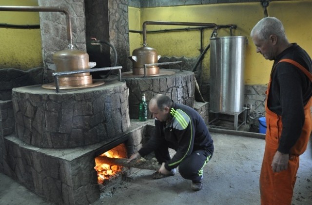 Бюджетната комисия гласува промени за казаните за ракия