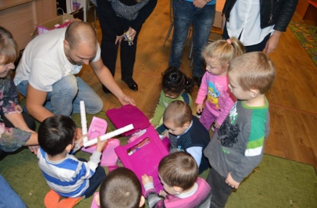 Младежи почистиха и предадоха за вторични суровини предизборни плакати, с парите зарадваха деца в Дебелец