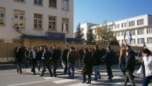 Флашмоб с карамфили пред полицията снимки