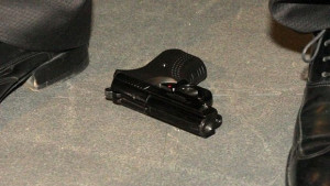 Нощен пазач стреля с газов пистолет глобиха го за нарушаване