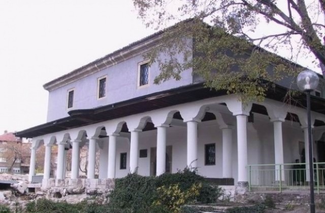 Школите по иконопис при варненски храм представят своето творчество