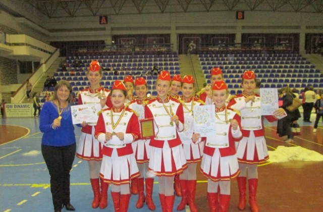 Горнооряховските мажоретки с три златни медалa от Балканския фестивал в Румъния