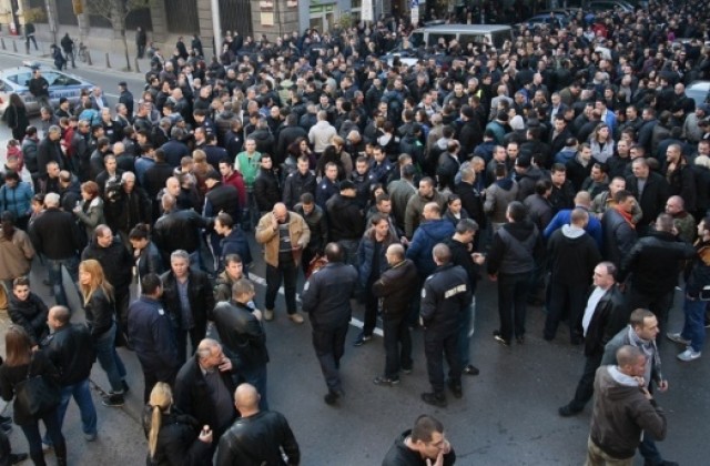 Оттеглят промените, предизвикали масови полицейски протести