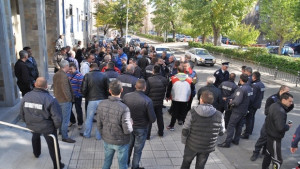 Архангеловден Полицаите на протест пред парламента