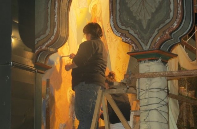 Изографисват църквата Св. Троица в Банско