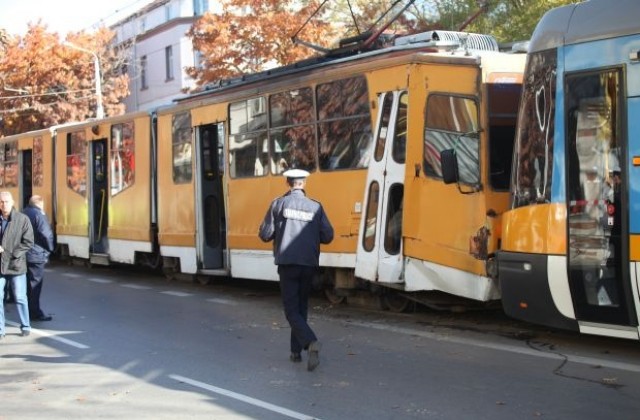 Тежка катастрофа между трамваи в столицата